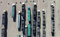 Mongolian coal drivers queue at Chinese border