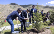 President of Laos Thongloun Sisoulith planted commemorative trees in Mongolia