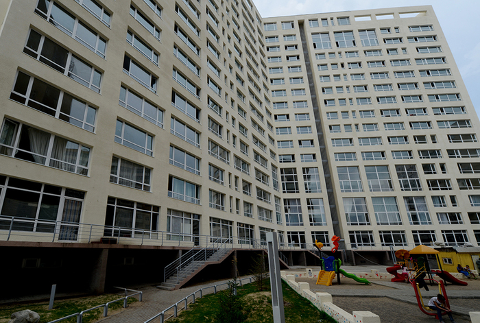 Залуусын хотхон “X apartment”-ын урд хэсэг