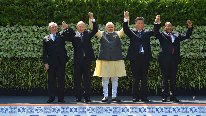 BRICS-ийн лидерүүд: Гаогийн Taj Exotica буудлын дэргэд зургаа татуулж байгаа нь (зүүнээс баруун тийш,  Бразилийн Ерөнхийлөгч Мишел Темер, Оросын  ерөнхийлөгч Владимир Путин, Энэтхэгийн Ерөнхий сайд Нарендра Моди, БНХАУ-ын дарга Си Жиньпин, ӨАБНУ-ын Ерөнхийлөгч Жейкоб Зума)