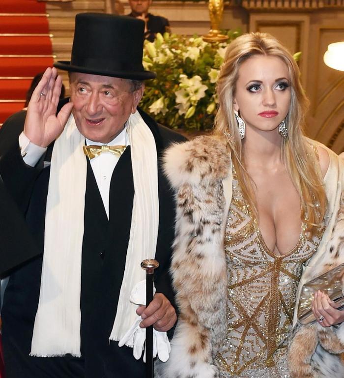 Австралийн тэрбумтан, 82 настай Ричард Лугнер, 25 настай Playboy-ын загвар өмсөгч Кати Счмицийн хамт