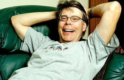 Стивен Кинг (Орчин цагийн science, horror уран зохиолын хаан. Бид түүнийг “Шоушенкаас оргосон нь” гэх мэт киногоор нь сайн мэднэ) 