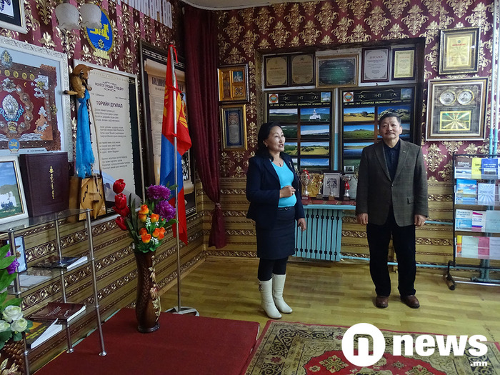 Бага ангийн сургалтын менежер Д.Батцэцэг. Тэрээр Бүрд сургуулийн захирлаар 10-аад жил ажиллажээ. 