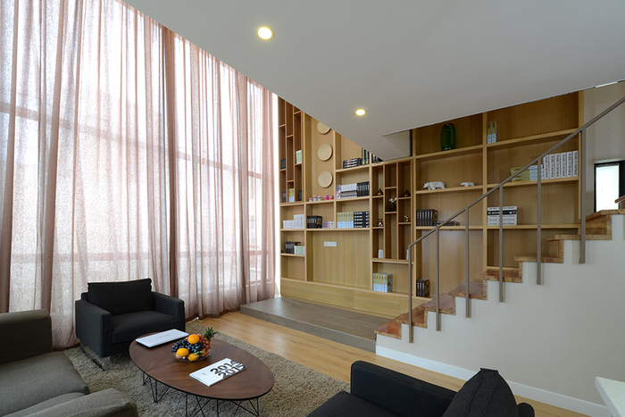 Шалнаас тааз хүрсэн цэлгэр цонх бүхий DUPLEX загварын орон сууц