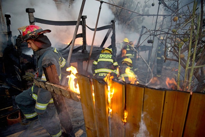 Фото: Ariel Schalit / AP  Түймэрт нэрвэгдсэн айлын хашаанд