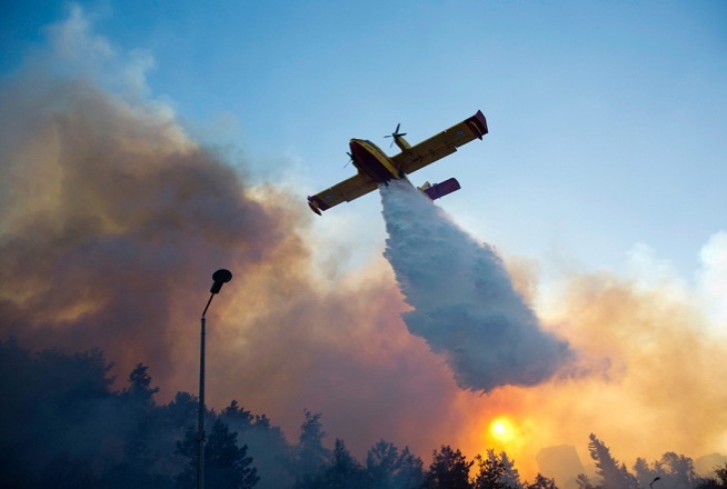 Фото: Ariel Schalit / AP  Гал унтрааж байгаа Грекийн онгоц. Грекээс өөр Израильд Орос, Турк, Итали, Хорват, Кипр тусалж байна. Орос гал түмрийн эсрэг  тэмцэх хоёр онгоцыг илгээжээ.