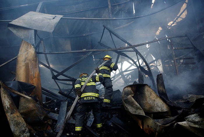 Фото: Ronen Zvulun / Reuters  Бейт-Меир под сууринд гал унтааж байгаа гал сөнөөгчид.
