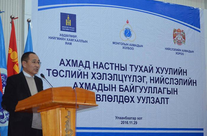 Монголын ахмадын холбооноос гаргасан судалгаагаар нийт ахмад настануудыг 60 хувь нь ажил хөдөлмөр эрхлэх сонирхолтой байдаг аж. Тиймээс Ахмад настны тухай хуулийн 9-р зүйлд ахмад настан хөдөлмөр эрхлэхэд төрөөс дэмжлэг үзүүлэх хэд хэдэн заалтыг оруулж өгчээ. 