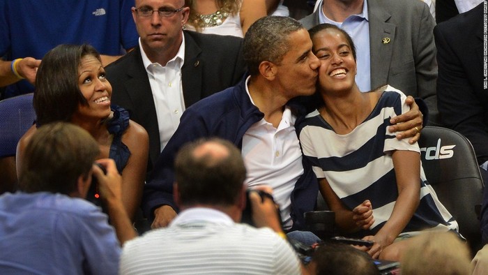 2012 оны долдугаар сард Verizon Center-т болсон тоглолтын үеэр “Kiss Cam” тэднийг онилоход Обама эхнэрээ биш охиноо үнсэв.