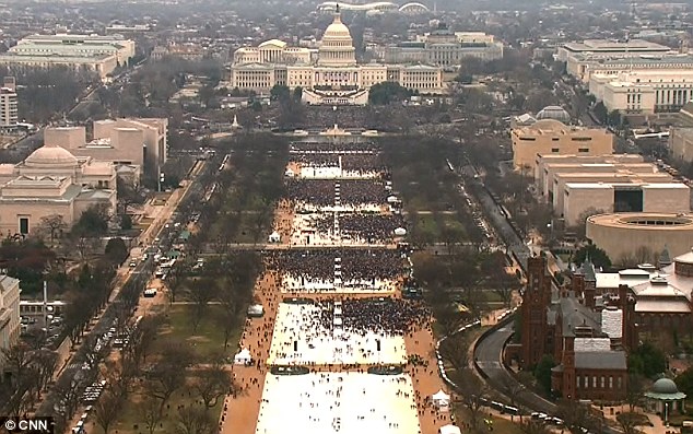Ерөнхийлөгч Доналд Трампыг эсэргүүцэж, Вашингтонд нэг сая гаруй хүн цуглаанд оролцсон гэж зохион байгуулагчид нь мэдэгдлээ.