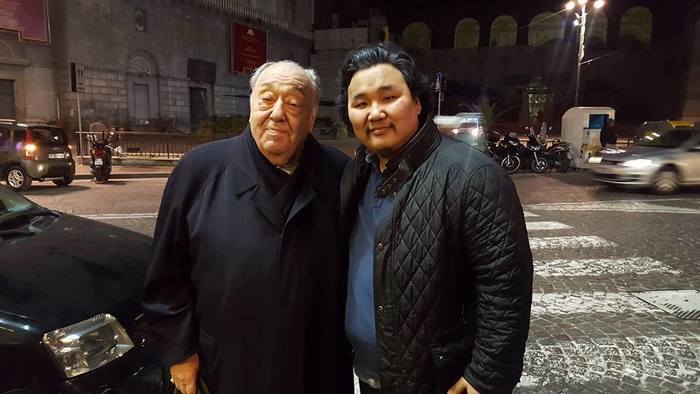 Дуучин Э.Амартүвшин алдарт удирдаач Нелло Сантигийн хамт