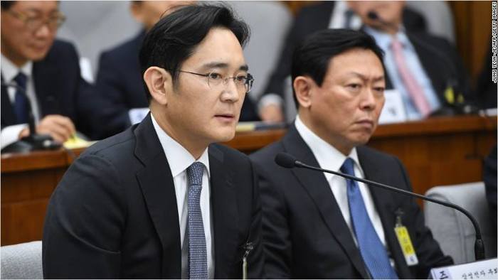 Авлигын дуулианд “Samsung” болон өөр гурван группын  захирлууд байцаалт өгч, тэднийг хилээр гарахыг хориглосон юм.