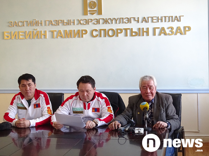 ЗҮҮН ГАР ТАЛААС: МОНГОЛЫН БАГИЙН ТУСЛАХ ДАСГАЛЖУУЛАГЧ М.ОТГОНБАЯР, АХЛАХ ДАСГАЛЖУУЛАГЧ А.МЭРГЭН БОЛОН АХМАД ТАМИРЧИН, МОНГОЛЫН СПОРТ СОНИРХОГЧ МАСТЕРУУДЫН ХОЛБООНЫ ДЭД ЕРӨНХИЙЛӨГЧ Б.ДОРЖПАЛАМ