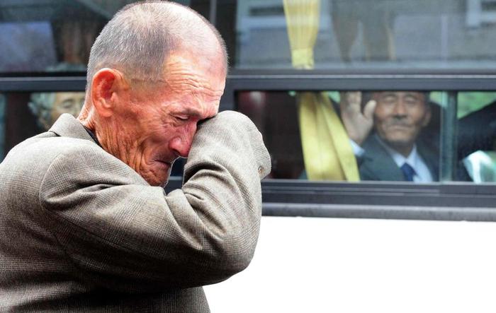Хойд ба Өмнөд Солонгост хуваагдсан гэр бүлийн гишүүдийг уулзуулах уулзалтын үеэр садан төрлийнхнөө үдэн гаргаж буй Өмнөд Солонгосын өвгөн. 2010.10.31