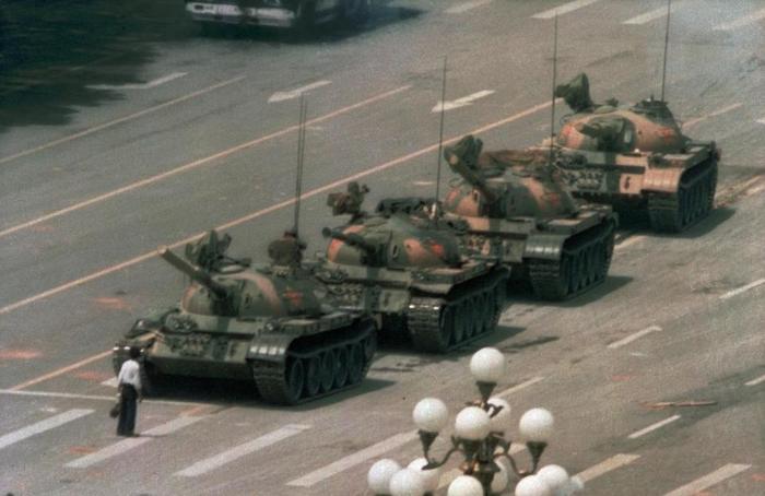 Тянь-Ань-мэний талбайд танкны цувааг хааж зогссон хятад эр. 1989.06.05