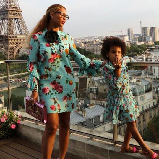 Бейонсегийн “Formation” аяллын тоглолтын үеэр. “Gucci”-гийн даашинзтай ээж, охин хоёр.