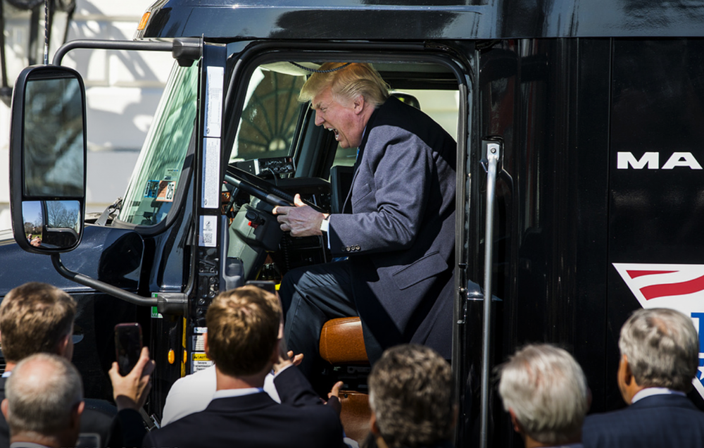 Энэ сарын 23-нд АНУ-ын ерөнхийлөгч Дональд Трамп Америкийн ачаа тээврийн холбооны удирдлагуудтай уулзах үеэрээ ачаа машины жолоочийн дүрд өөрийгөө сорив.