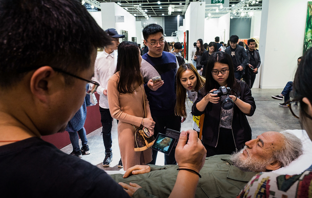 Кубын удирдагч Фидель Кастрогийн баримал нь Хонкогийн Art Basel орчин үеийн урлагийн үзэсгэлэнгийн гол үзмэрийн нэг. Энэ жил тус үйл ажиллагаанд дэлхийн 242 галерей оролцож байна.
