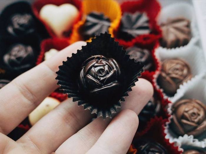 “Peace by Chocolate”-ын сарнайн дүрстэй шоколад