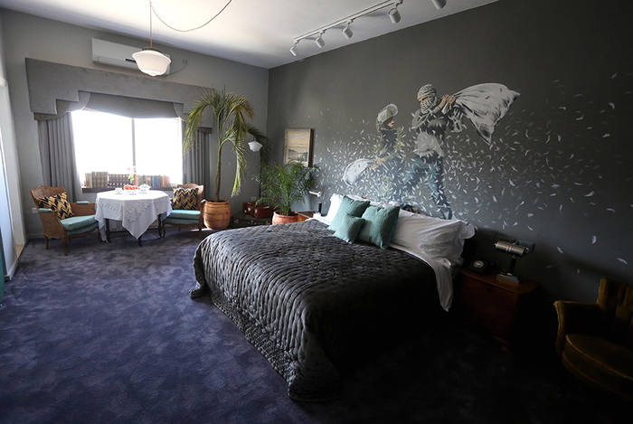 Английн зураач Бэнкси  Палестин болон Израилийн хил дээр “Walled Off Hotel” зочид буудал нээжээ  