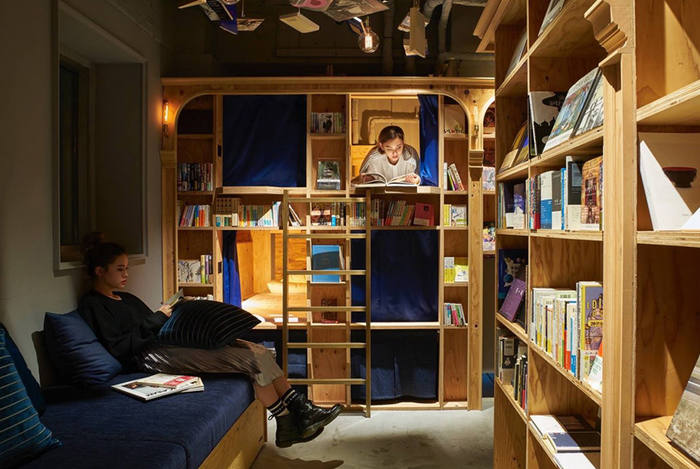 “The Book and Bed Tokyo-Kyoto” нийтийн байрны унтлагын өрөө нь номын тавиурын загвартай ажээ. 