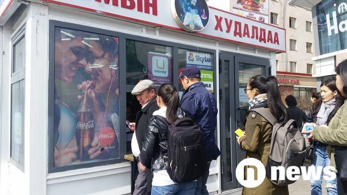 Багшийн дээдийн автобусны буудлын дэргэдэх ТҮЦ-ийн гадна дугаарлажээ. 2017.04.01
