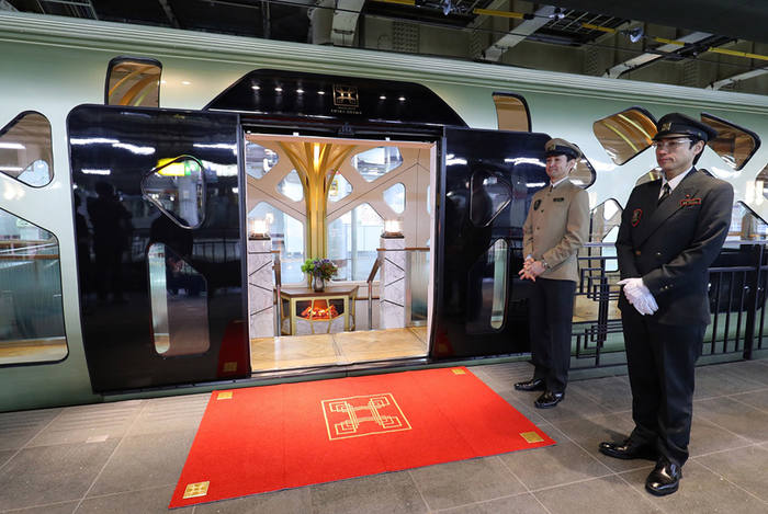 The Train Suite Shiki-Shim хурдан галт тэрэг тавдугаар сарын 1-нээс Токиогийн Уэно станцаас Хоккайдо, Тохокүгаар дамжин зорчиж эхэлжээ. 