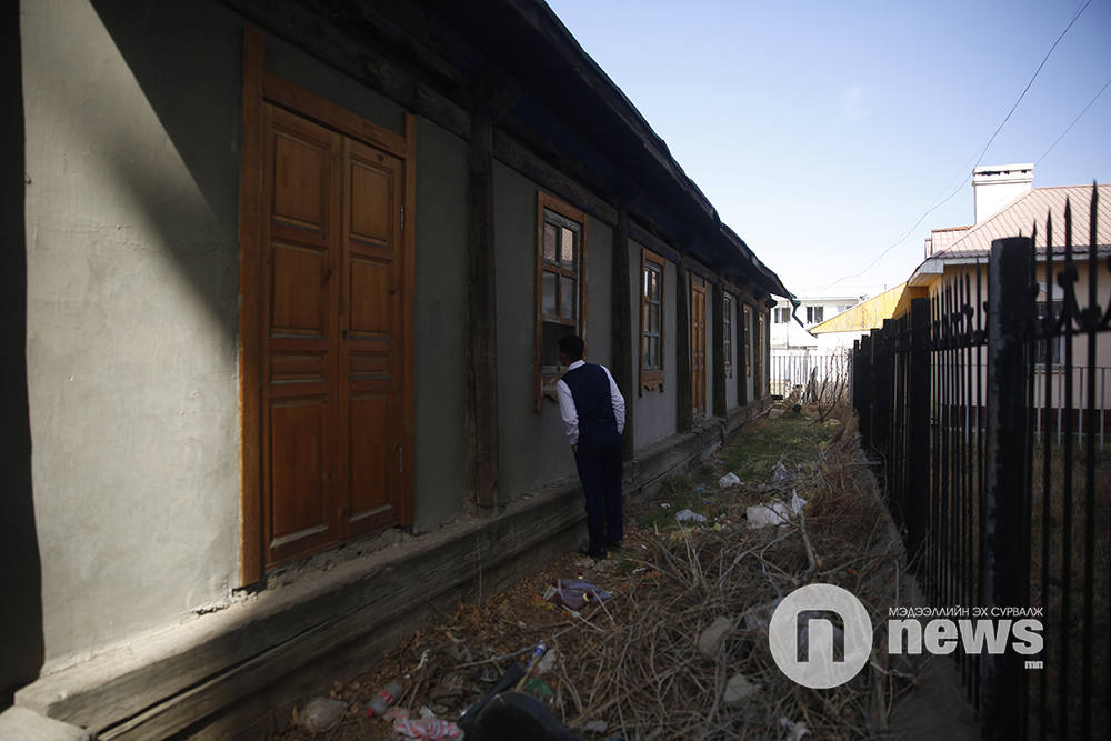 Удирдлагын академийн мужааны байр гэх хуучны барилгын орчин цагийн орон сууцны дунд шахагдсан байдалтай харагдана.