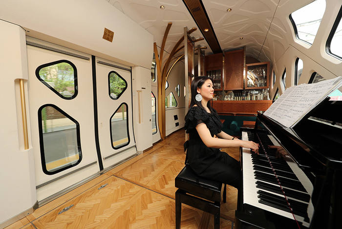 The Train Suite Shiki-Shim гэх энэхүү тансаг  галт тэргэнд амьд хөгжим сонсонгоо аялж болно. 