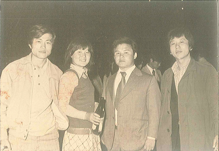 Зүүн гар талаас Мун Жэ Ин эхнэр Ким Жэн Сук болон найз нарын хамт. Эд бүгд Куинг Хи Их сургуульд хамт сурч байсан юм 