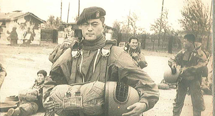 1975 цэргийн албанд татагдсан. Засгийн газрыг эсэргүүцсэн жагсаалд оройлон оролцсоны улмаас 10 сарын тэнсэн харгалзах ял авч байжээ