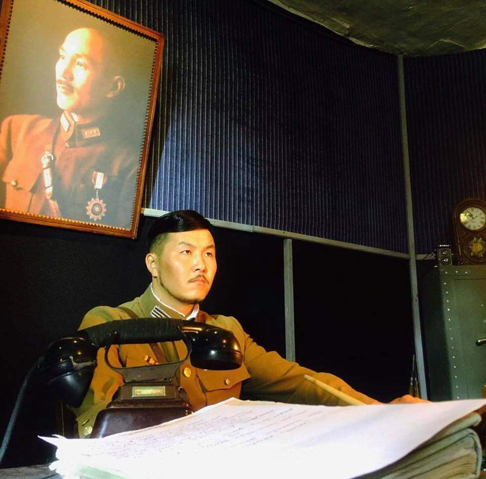 БНХАУ-ын Гоминданы намын Цонж хотын цэргийн штабын захирагч Кан Си Зан-ы дүрд жүжигчин Б.Баярбат тогложээ