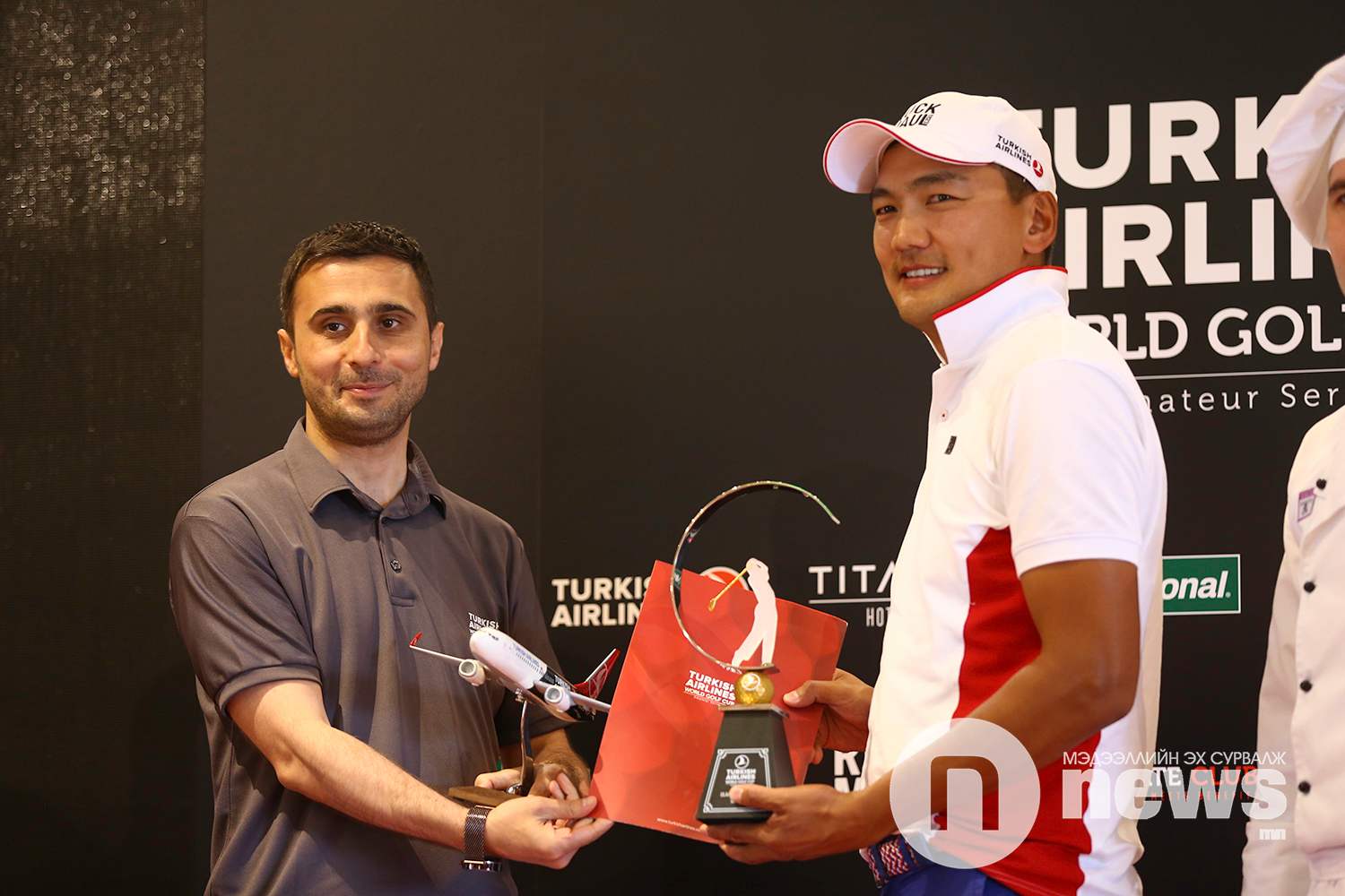 Turkish Airlines-н УБ хот дахь төлөөлөгчийн газрын захирал Али Өздэмир болон 2018 оны тэмцээний ялагч М.Баярбахдал