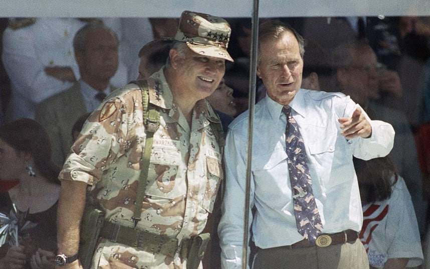 Жорж Буш сум нэвтэрдэггүй шилэн хананы цаанаас цэргийн парад үзэв 1991 он