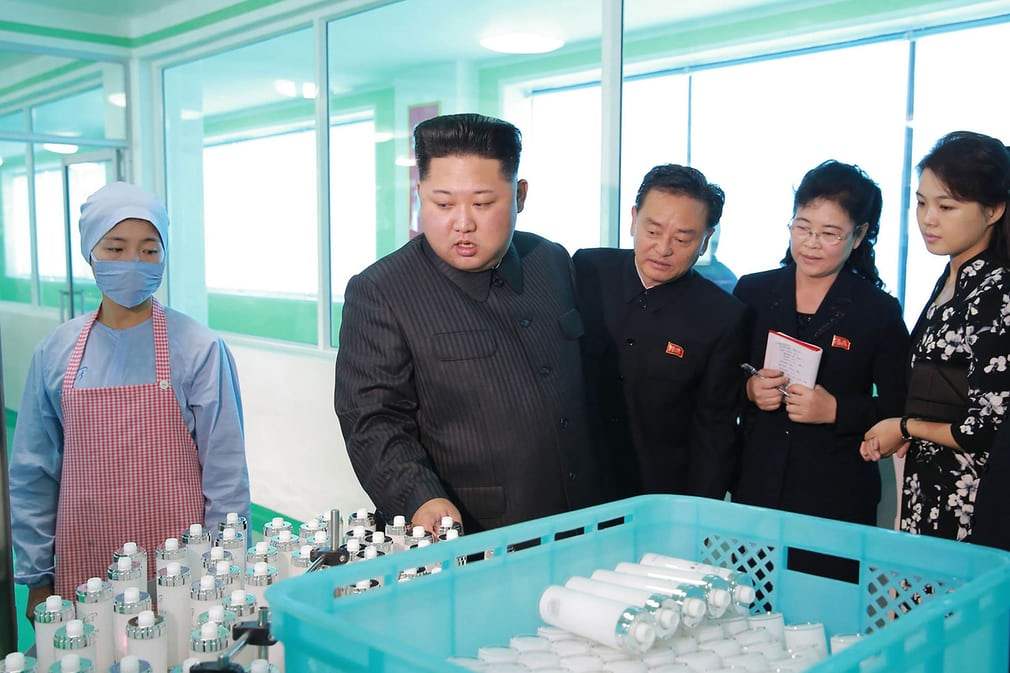 Ким эхнэр Ри Сол Жү нарын хамт гоо сайхны үйлдвэрийн үйл ажиллагааг хянав