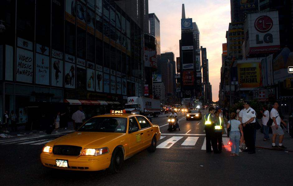 Times Square-ын хажуугаар явах такси 