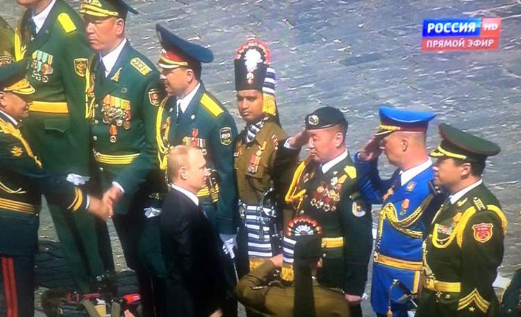 Найман зууны өмнө Чингис хааны эзэлж явсан талбайд алхаж явна гэж бодохоор бахархаад байх юм билээ.