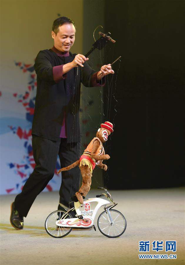 Хятадын Чуаньжоу хотын хүүхэлдэйн театрын жүжигчдийн “Сониуч сармагчин” жүжиг.