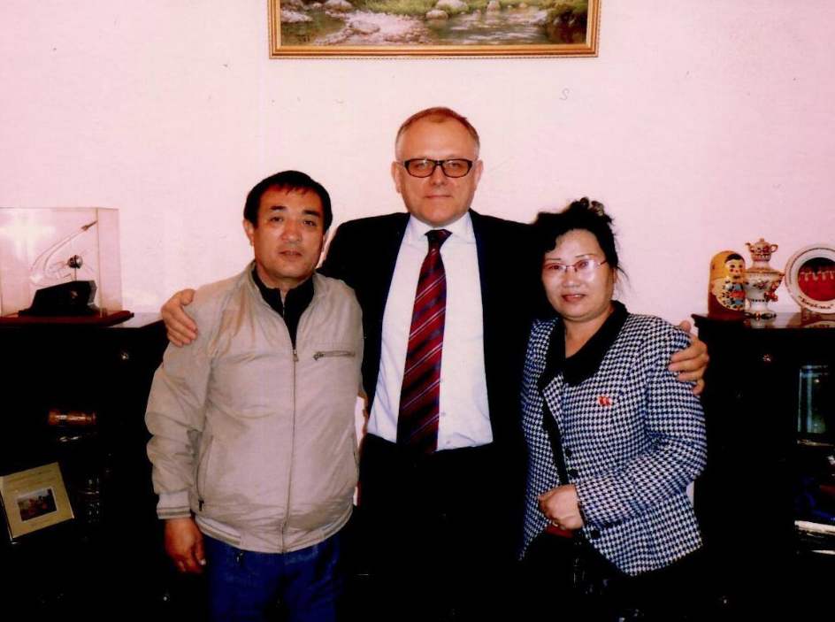 Зүүн гар талаас Владимир Ли, Хойд Солонгост суугаа ОХУ-ын Элчин сайд Александр Мацегор, Влаидимир Лигийн эхнэр