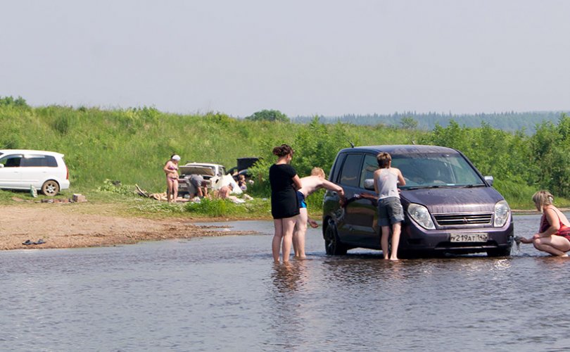 Штраф за мытье машины. Машина в реке. Машина в речке. Мытье машин на берегу реки. Машина у водоема.