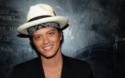 Bruno Mars аялан тоглолт хийнэ