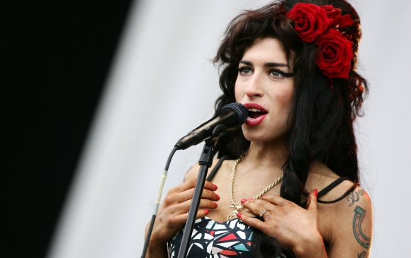 Дуучин Amy Winehouse нас баржээ