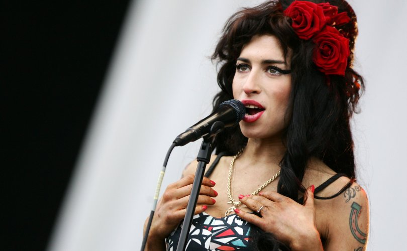 Дуучин Amy Winehouse нас баржээ