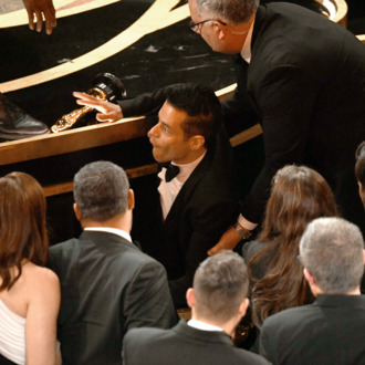 “Оскар”-ын эзэн Рами Малек тайзнаас унажээ