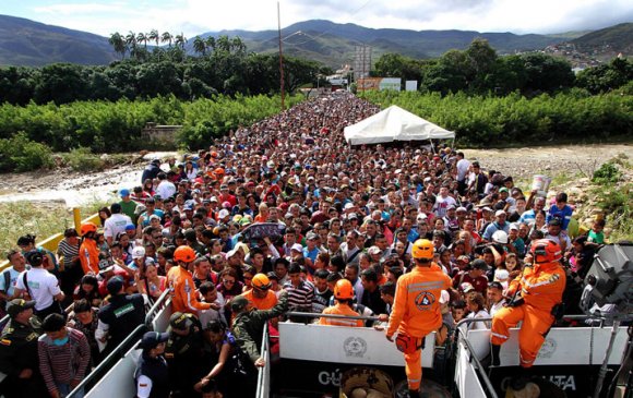 Венесуэлийн дүрвэгчид хямрал болгоход хүргэж байна
