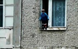Таван настай хүү цонхоороо унах гэж байсныг аварчээ