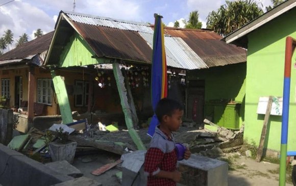 Индонезид газар хөдөлж, 30 хүн амь үрэгджээ