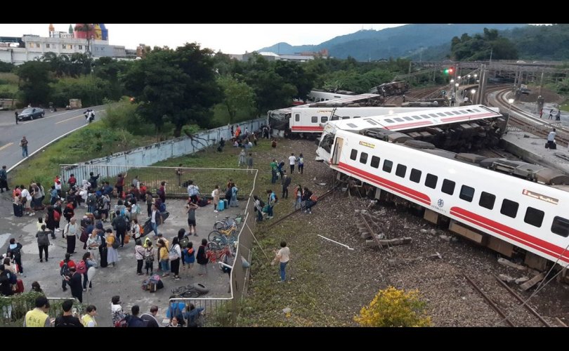 Галт тэрэг замаасаа гарч 18 хүн нас барж, 170 хүн бэртжээ