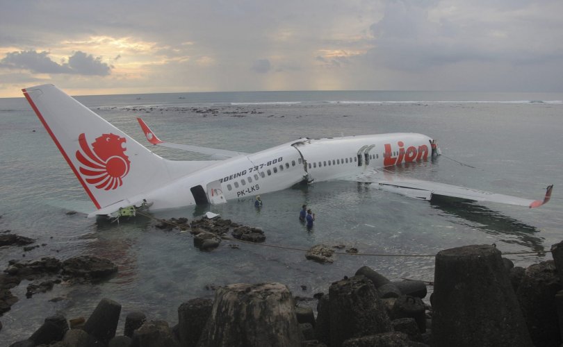 Индонезийн онгоц далайд осолджээ