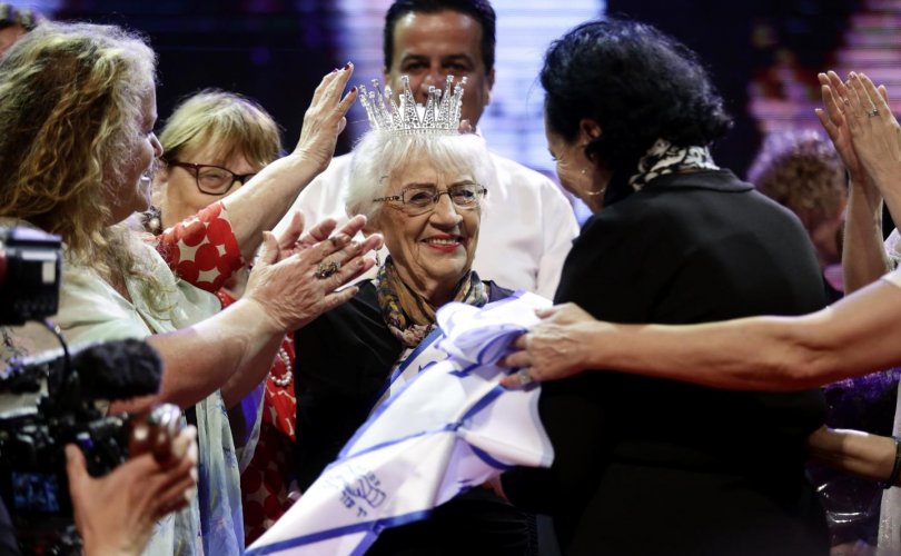  “Холокостоос амьд үлдэгсдийн мисс”-ийн титмийг 93 настай эмээд гардуулжээ